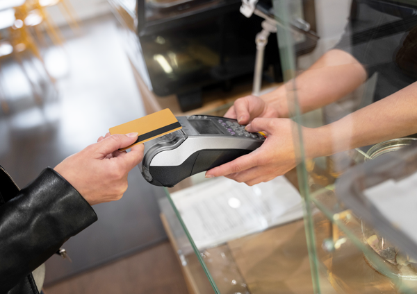 Как провести продажу, если покупатель платит и наличными, и картой?